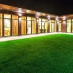 Patio de una casa con césped artificial reciclado de campos de futbol