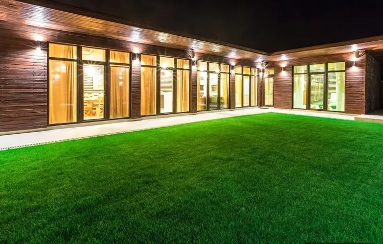 Patio de una casa con césped artificial reciclado de campos de futbol